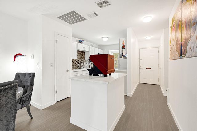 2025 Winrock Boulevard 165, Houston, TX 77057