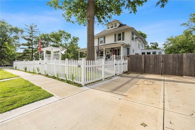 601 NE Douglas Street, Lee's Summit, MO 64063