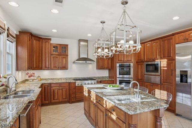 8 Arbor Rd, North Caldwell Boro, NJ 07006