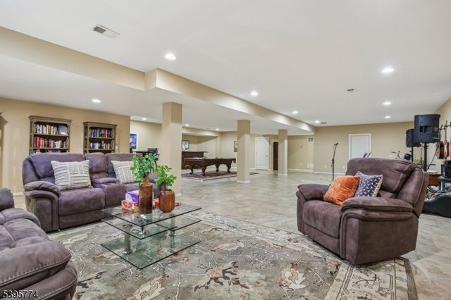 8 Arbor Rd, North Caldwell Boro, NJ 07006