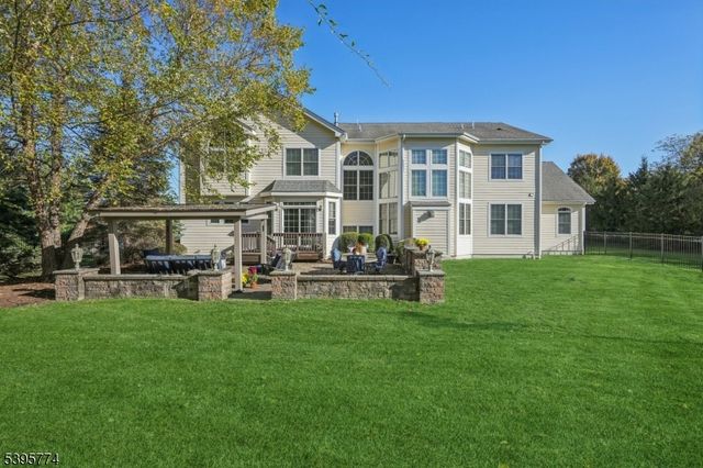 8 Arbor Rd, North Caldwell Boro, NJ 07006