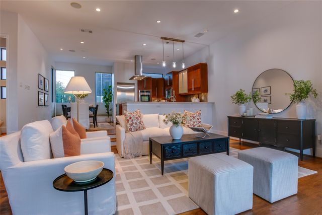 433 Trinity River Circle, Dallas, TX 75203