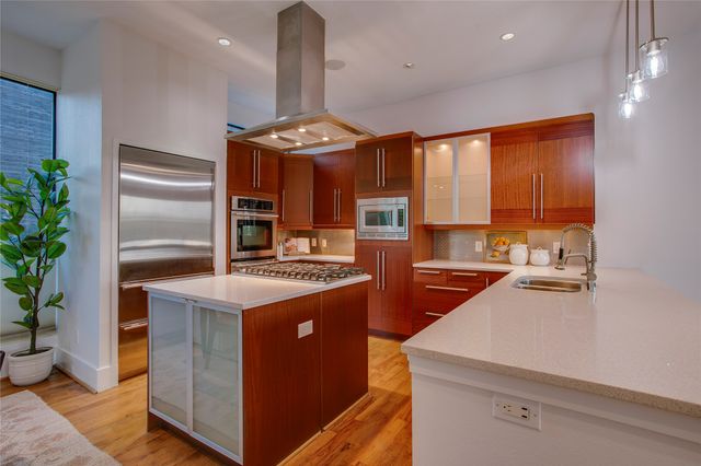 433 Trinity River Circle, Dallas, TX 75203