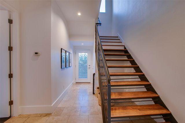 433 Trinity River Circle, Dallas, TX 75203