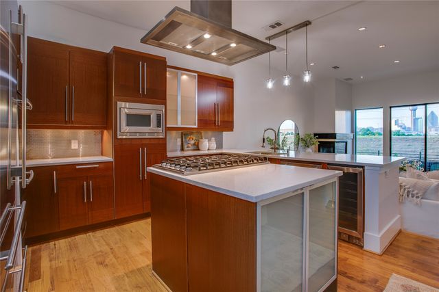 433 Trinity River Circle, Dallas, TX 75203