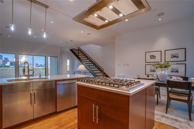433 Trinity River Circle, Dallas, TX 75203