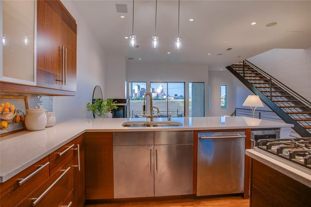 433 Trinity River Circle, Dallas, TX 75203