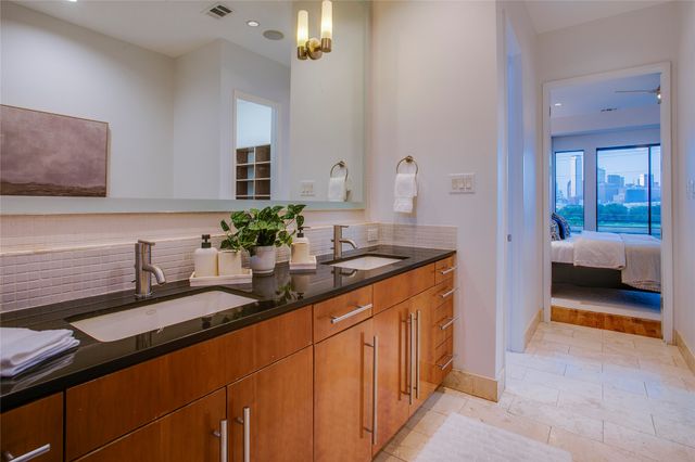 433 Trinity River Circle, Dallas, TX 75203
