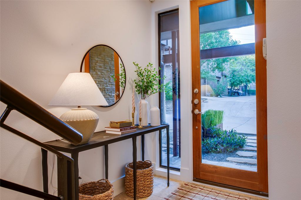 433 Trinity River Circle, Dallas, TX 75203