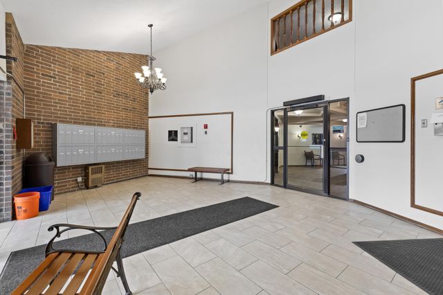 3850 Plymouth Boulevard 223, Plymouth, MN 55446