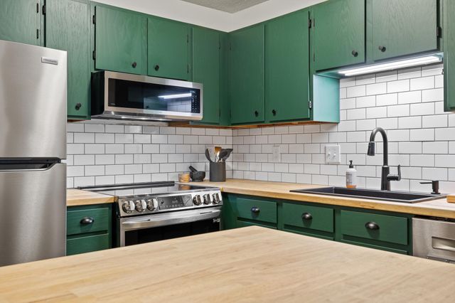 3850 Plymouth Boulevard 223, Plymouth, MN 55446