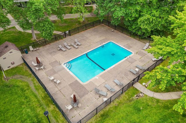 3850 Plymouth Boulevard 223, Plymouth, MN 55446