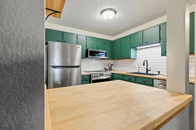 3850 Plymouth Boulevard 223, Plymouth, MN 55446