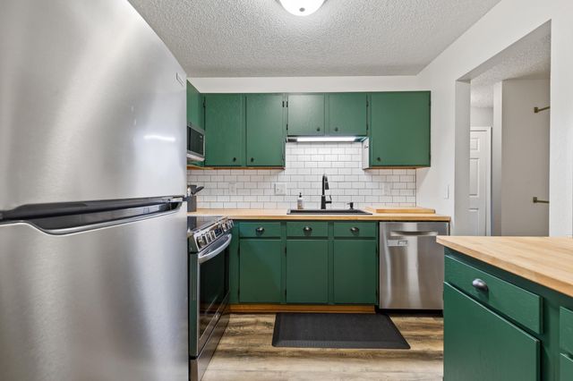 3850 Plymouth Boulevard 223, Plymouth, MN 55446