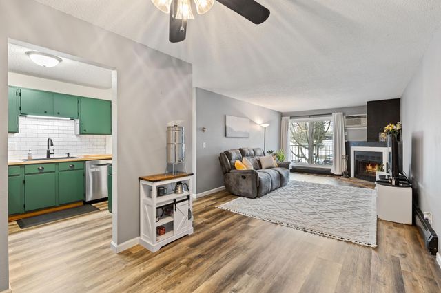 3850 Plymouth Boulevard 223, Plymouth, MN 55446