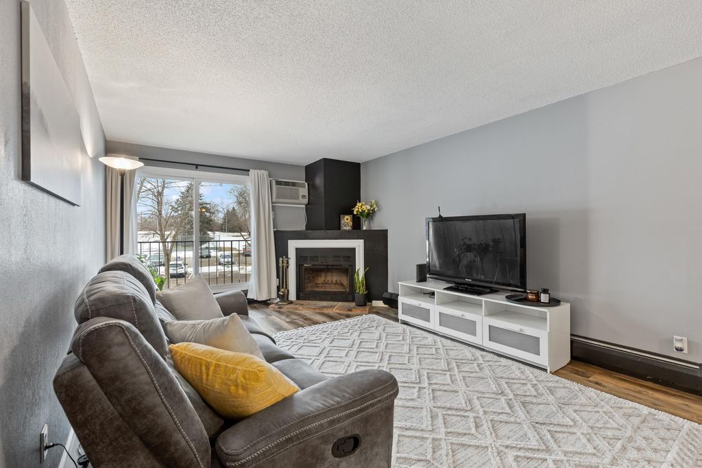 3850 Plymouth Boulevard 223, Plymouth, MN 55446