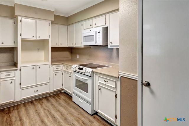 919 Eden Roc Street, Victoria, TX 77904