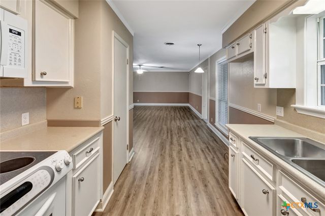 919 Eden Roc Street, Victoria, TX 77904