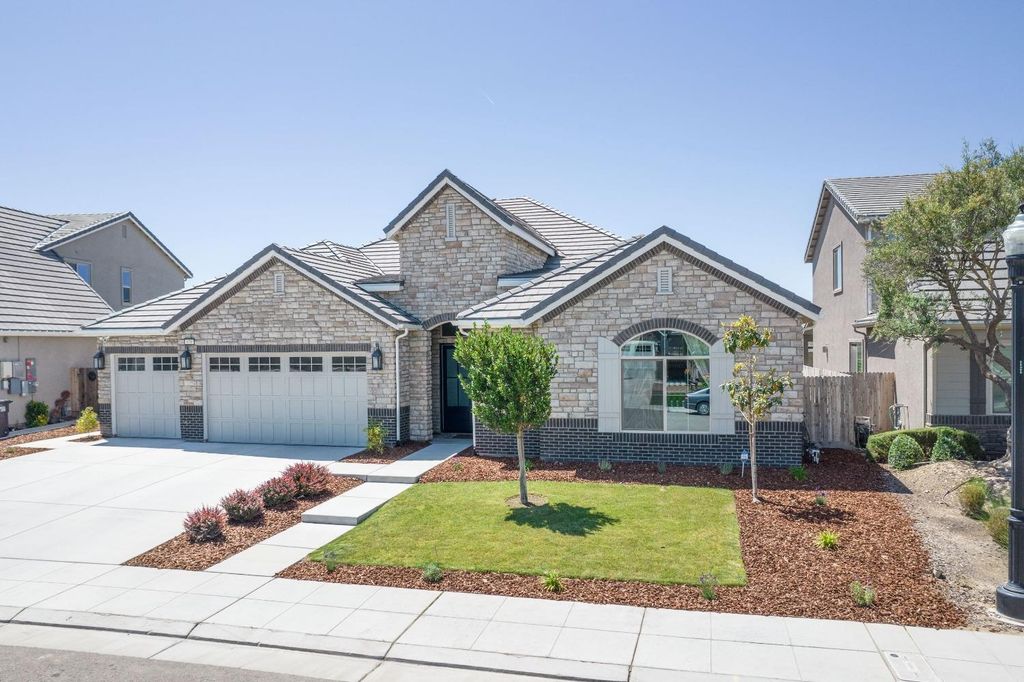 678 Ponderosa Way W, Madera, CA 93636