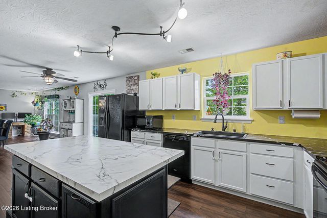 10514 Harrogate Ct, Louisville, KY 40229