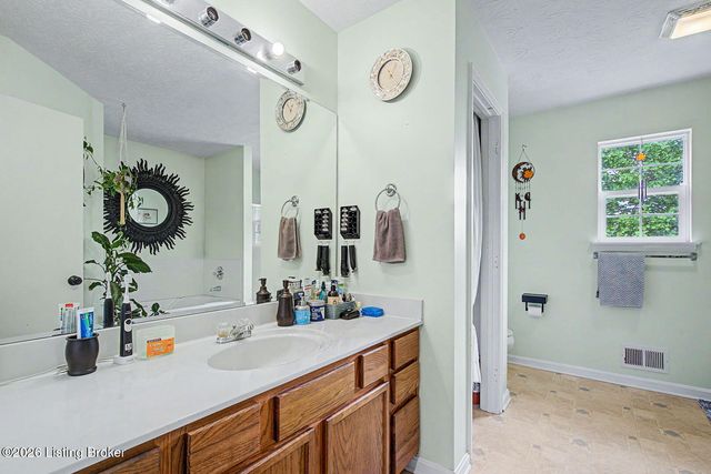 10514 Harrogate Ct, Louisville, KY 40229
