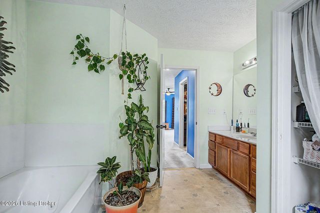 10514 Harrogate Ct, Louisville, KY 40229
