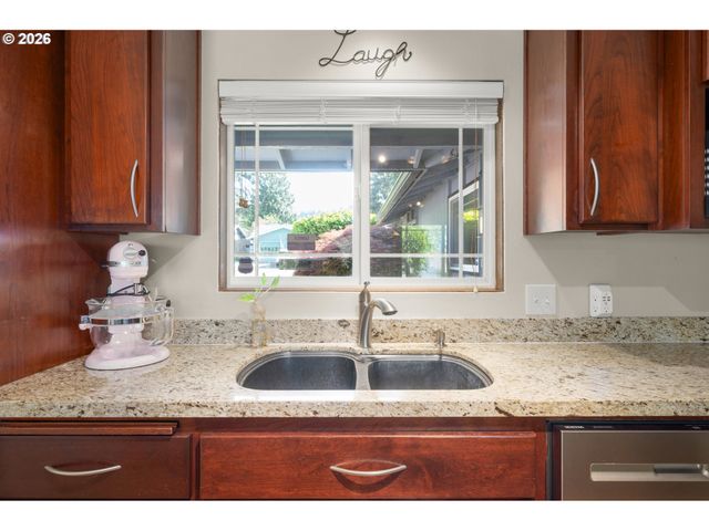 3389 Kevington Ave, Eugene, OR 97405