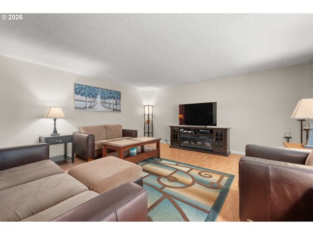 3389 Kevington Ave, Eugene, OR 97405