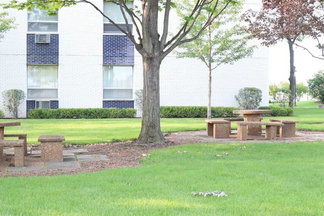 9009 Golf Road 8B, Des Plaines, IL 60016