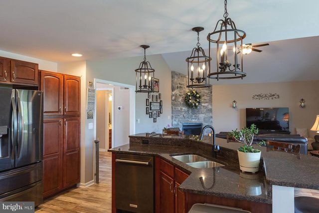 2050 CLOVERTON DR, Columbia, PA 17512