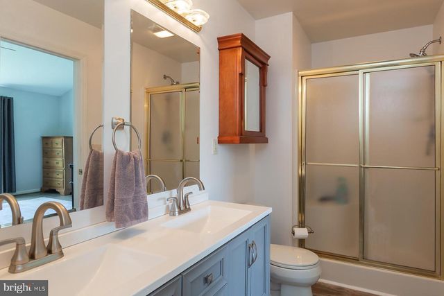 2050 CLOVERTON DR, Columbia, PA 17512