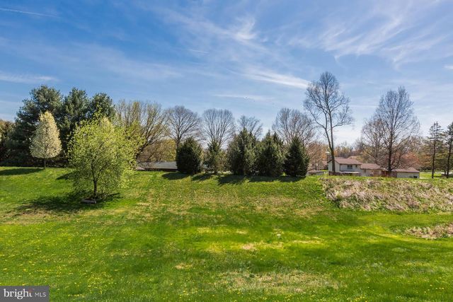 2050 CLOVERTON DR, Columbia, PA 17512