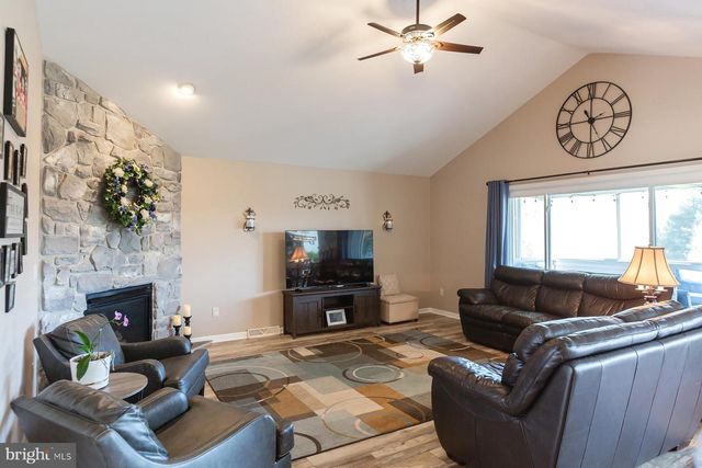 2050 CLOVERTON DR, Columbia, PA 17512