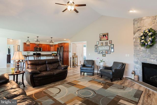 2050 CLOVERTON DR, Columbia, PA 17512