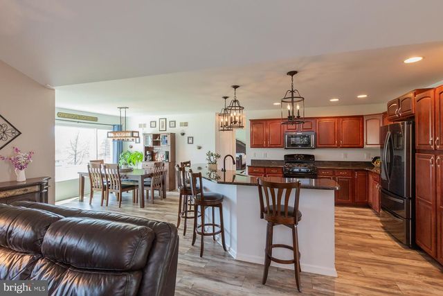 2050 CLOVERTON DR, Columbia, PA 17512