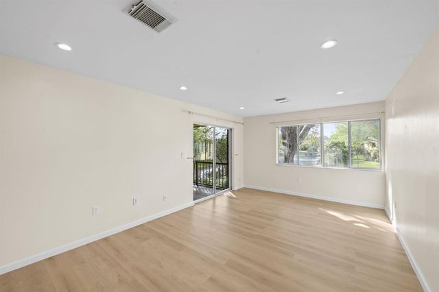 830 SW 9th Street Circle 204, Boca Raton, FL 33486