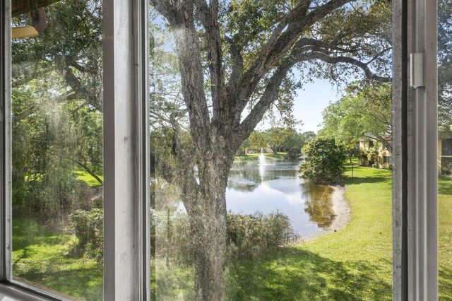 830 SW 9th Street Circle 204, Boca Raton, FL 33486