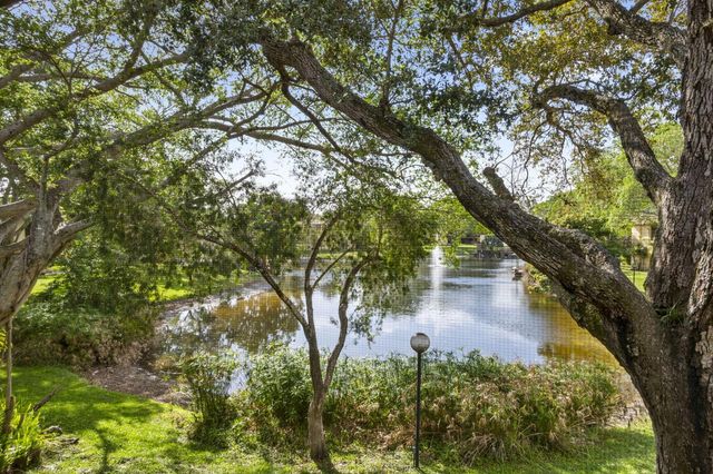 830 SW 9th Street Circle 204, Boca Raton, FL 33486