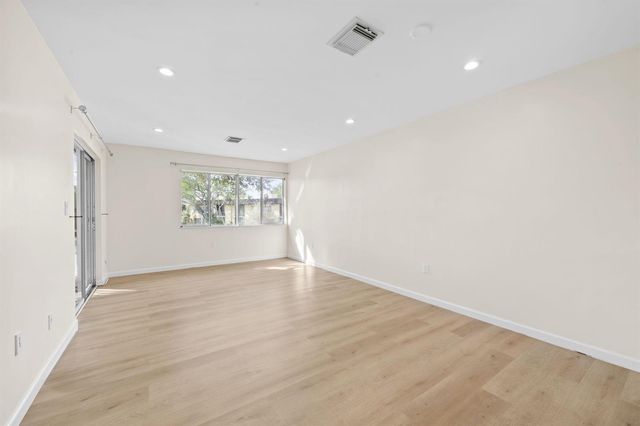 830 SW 9th Street Circle 204, Boca Raton, FL 33486