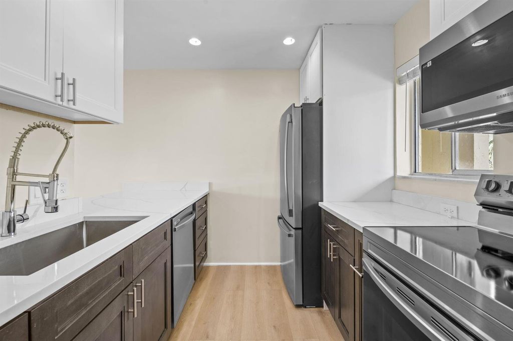 830 SW 9th Street Circle 204, Boca Raton, FL 33486