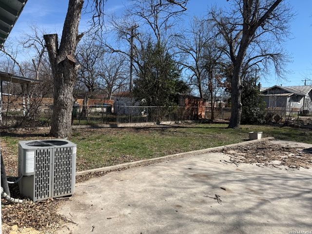 2650 E HOUSTON ST, San Antonio, TX 78202