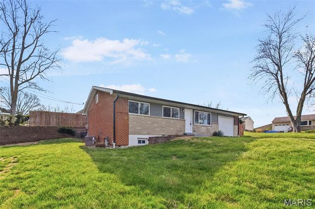 10609 Lochness Court, St Louis, MO 63114