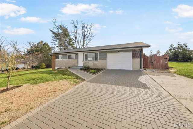 10609 Lochness Court, St Louis, MO 63114