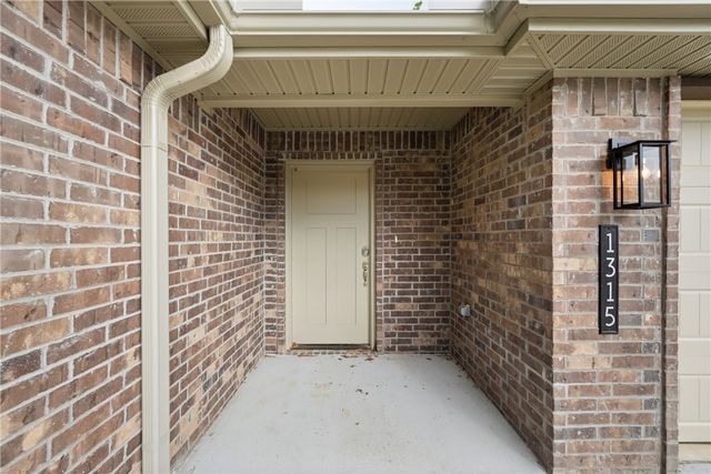 1315 Valley Drive, Gentry, AR 72734
