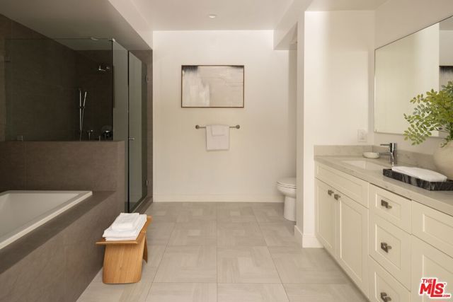 575 S Barrington Avenue 204, Los Angeles, CA 90049