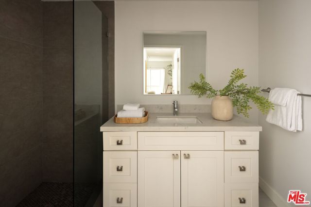 575 S Barrington Avenue 204, Los Angeles, CA 90049