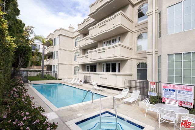 575 S Barrington Avenue 204, Los Angeles, CA 90049