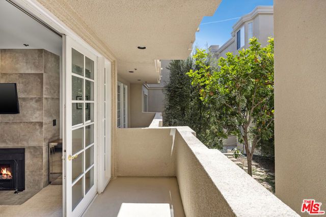 575 S Barrington Avenue 204, Los Angeles, CA 90049