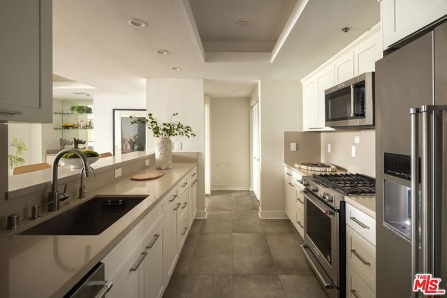 575 S Barrington Avenue 204, Los Angeles, CA 90049