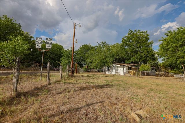 3041 Fm 671, Luling, TX 78648